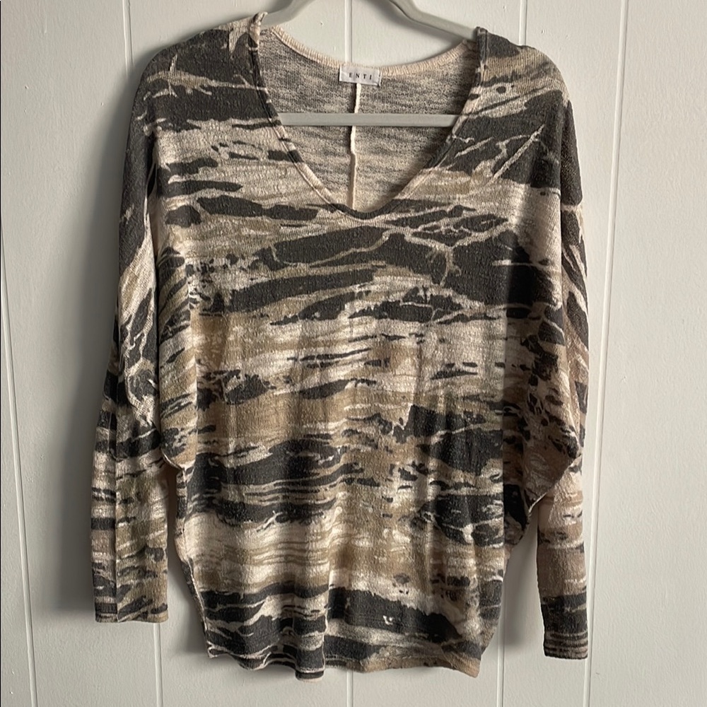 ENTI brand V-Neck Abstract Print Sweater in gray khaki & Cream